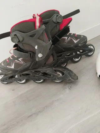 Patines en línea negros y rojos