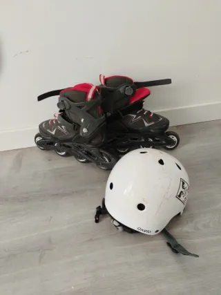 Patines en línea negros y rojos