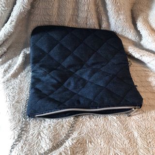 Bolso de mano acolchado con cadena