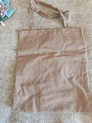 Borsa beige con uccello ricamato