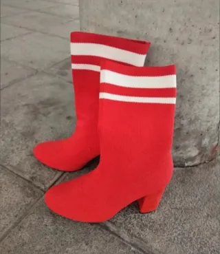 Botines rojos de punto con rayas blancas