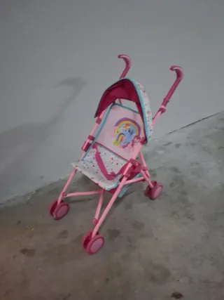 Carrito de muñecas rosa con diseño de unicornio