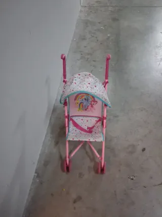Carrito de muñecas rosa con diseño de unicornio