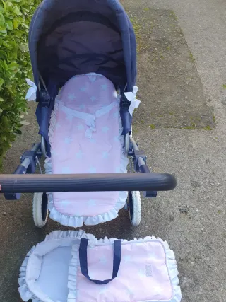 Carrito de juguete azul con capota