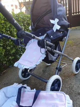 Carrito de juguete azul con capota