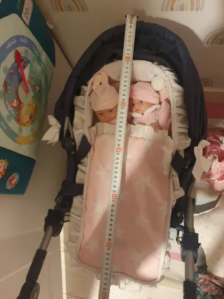 Carrito de juguete azul con capota