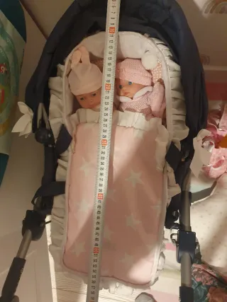 Carrito de juguete azul con capota