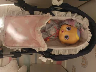 Carrito de juguete azul con capota