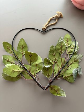 Corazón Decorativo con Hojas Verdes