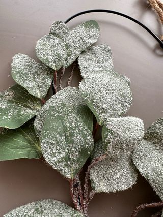 Corazón Decorativo con Hojas Verdes