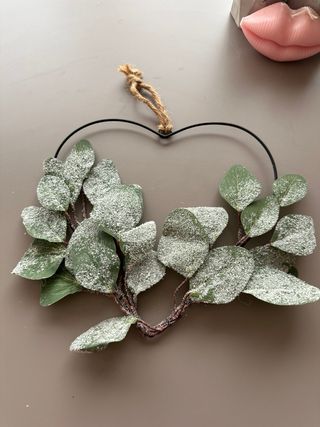 Corazón Decorativo con Hojas Verdes