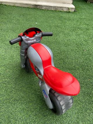 Moto correpasillos roja