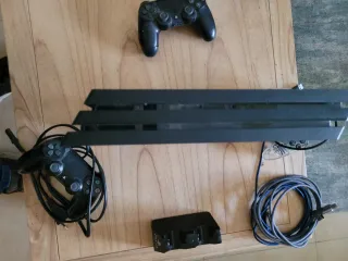 PlayStation 4 Pro Negra+3 mandos+Soporte mandos