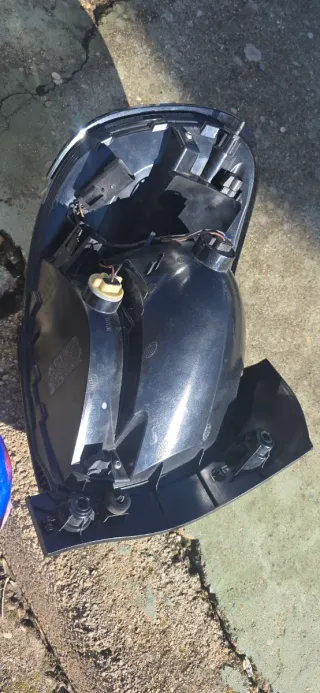 Faro trasero coche dañado