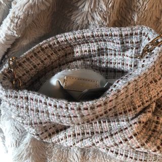 Bolso de cadena dorado y beige