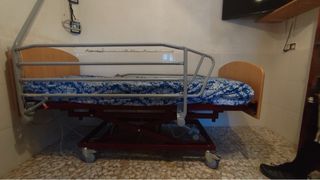 Cama articulada con colchón antiescaras