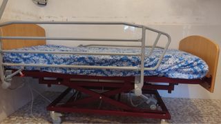 Cama articulada con colchón antiescaras