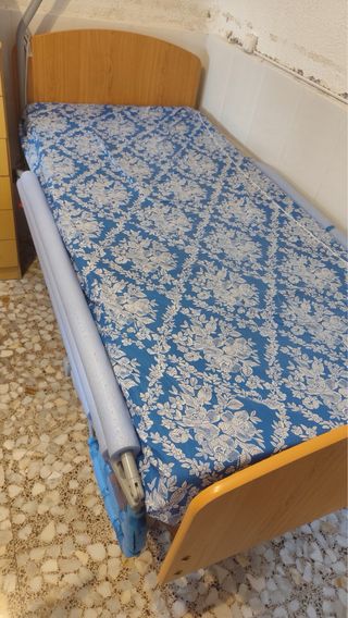 Cama articulada con colchón antiescaras