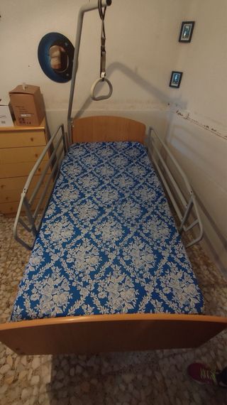 Cama articulada con colchón antiescaras
