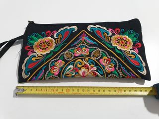 Bolso de mano o Cartera negro bordado flores