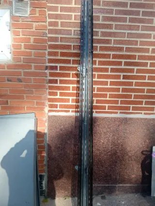 Estantería metálica gris