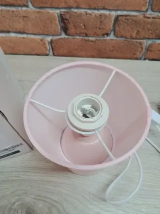Lampara de mesa de color rosa