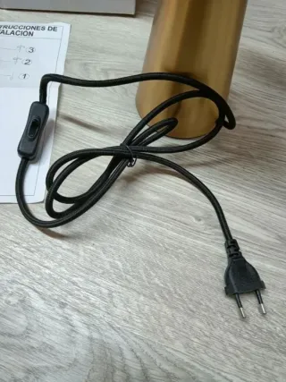 Lámpara negra y dorada de mesa estilo seta