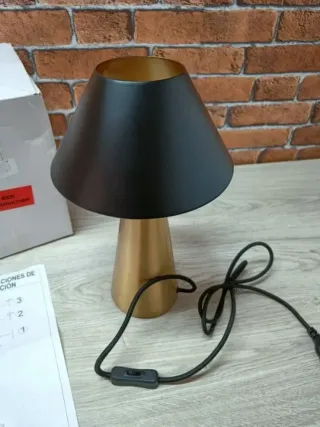 Lámpara negra y dorada de mesa estilo seta