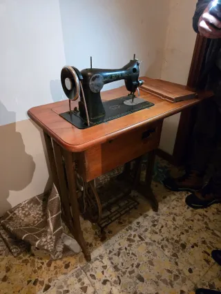Máquina de coser antigua Alfa