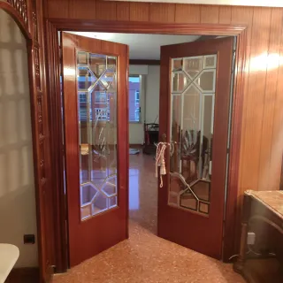 7 + la del salon. Puertas de madera con molduras