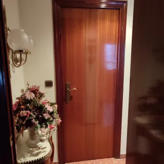 7 + la del salon. Puertas de madera con molduras