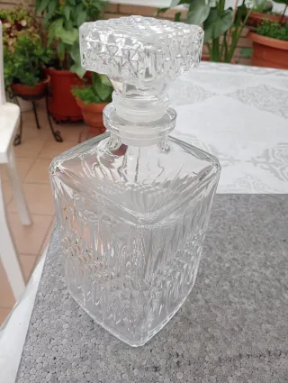 Botella de cristal labrado con tapón