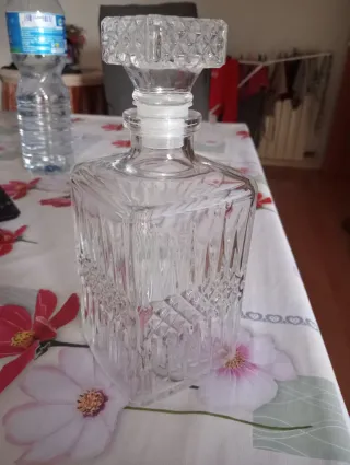 Botella de cristal labrado con tapón