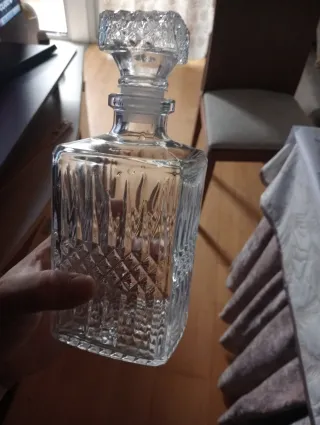 Botella de cristal labrado con tapón