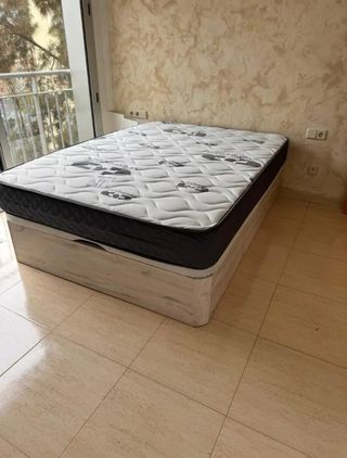 Canapé de madera con cajones