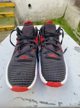 Zapatillas deportivas negras y rojas T44.5