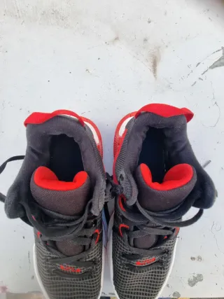 Zapatillas deportivas negras y rojas T44.5