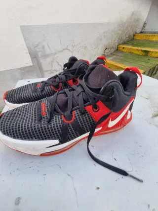 Zapatillas deportivas negras y rojas T44.5