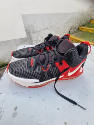 Zapatillas deportivas negras y rojas T44.5