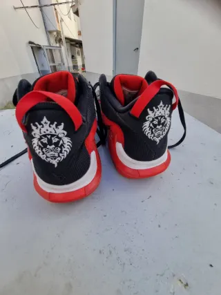 Zapatillas deportivas negras y rojas T44.5