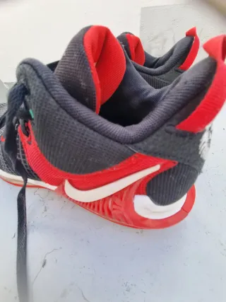 Zapatillas deportivas negras y rojas T44.5