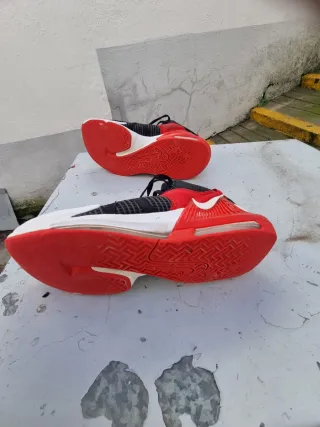 Zapatillas deportivas negras y rojas T44.5