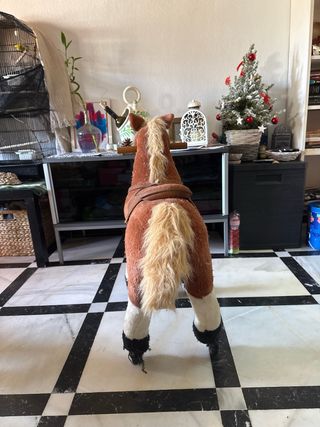 Caballo balancín marrón con ruedas