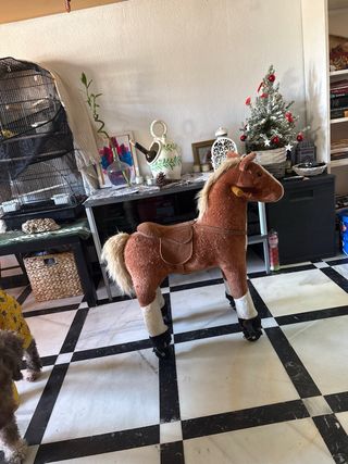 Caballo balancín marrón con ruedas