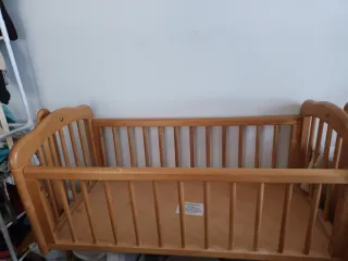 Cuna de madera para bebé