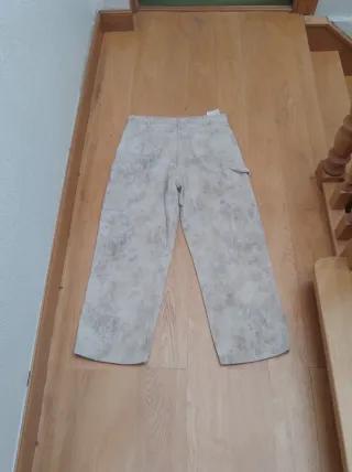 Pantalón Zara beige estampado