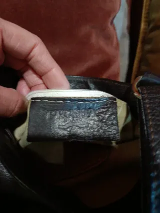 Bolso bandolera Prada  piel marrón .