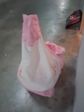 Cuna de bebé rosa con muñeca