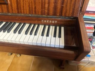 Piano vertical Cherny