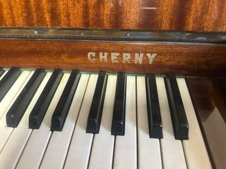 Piano vertical Cherny